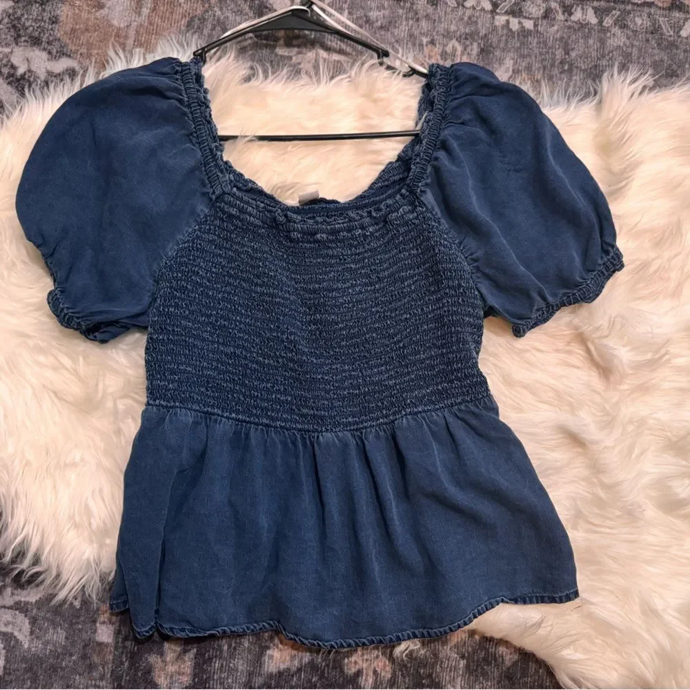 Old Navy Women’s Smocked Puff Sleeve Blouse in Chambray M